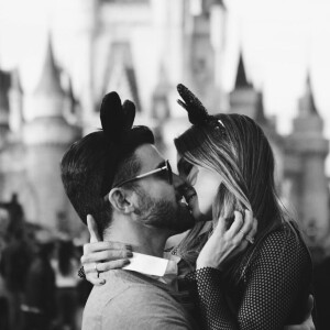 Flávia Viana celebrou aniversário de namoro com foto recordado viagem romântica do casal à Disney, nos Estados Unidos