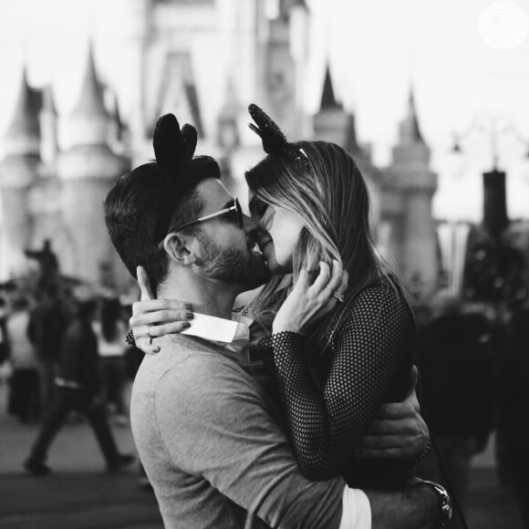 Flávia Viana celebrou aniversário de namoro com foto recordado viagem romântica do casal à Disney, nos Estados Unidos