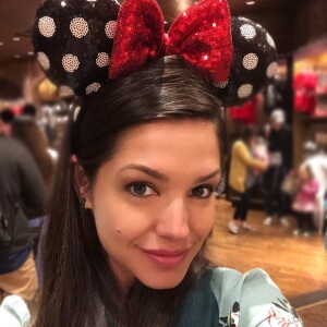 Thais Fersoza está na Disney com a família