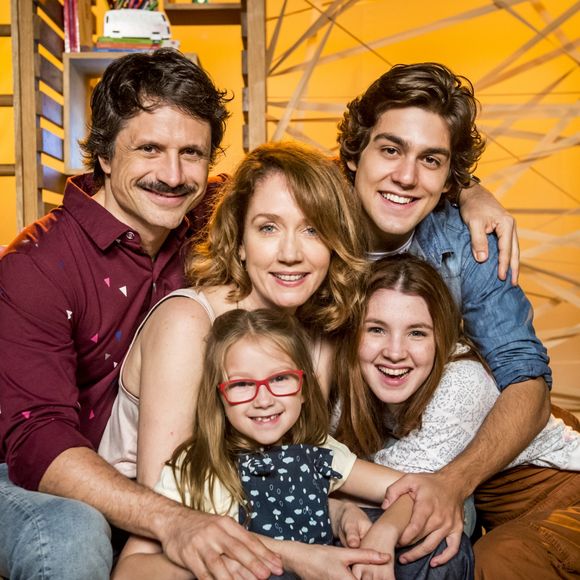 Camila Morgado posa com sua família na novela 'Malhação: Vidas Brasileiras': 'A vida da Gabriela é trabalhar com educação, mas também é a sua família e por isso vai viver esse dilema'