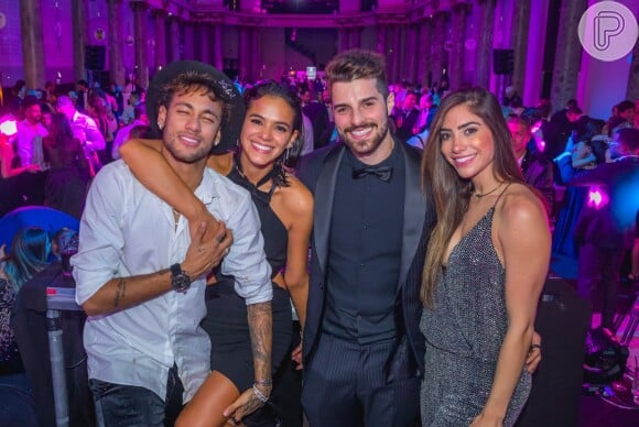 Bruna Marquezine e Neymar posaram com o DJ Alok e a namorada dele, Romana, na festa de aniversário de 26 anos