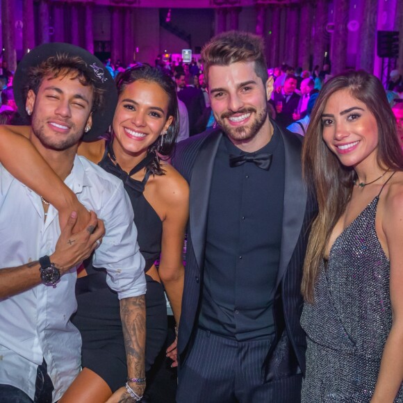 Bruna Marquezine e Neymar posaram com o DJ Alok e a namorada dele, Romana, na festa de aniversário de 26 anos