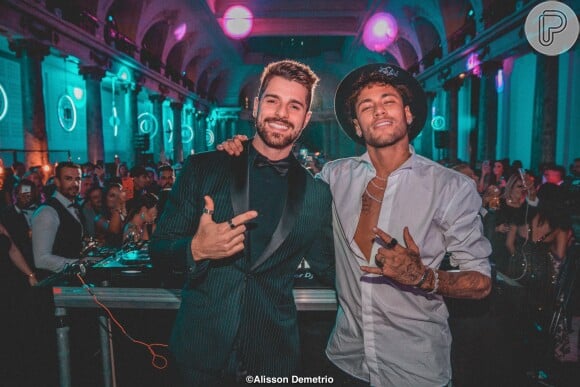 Neymar posa com Alok na festa de 26 anos, realizada em Paris