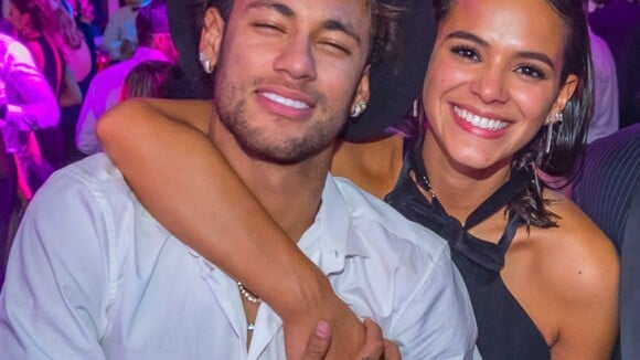 Bruna Marquezine e Neymar voltam a usar alianças de compromisso. Veja!