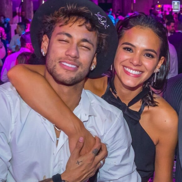 Bruna Marquezine e Neymar voltam a usar alianças de compromisso. Veja!