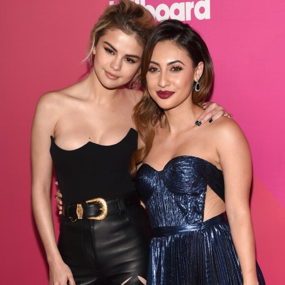 Em 2016, Selena se afastou dos palcos e procurou tratamento profissional depois de sofrer de 'ansiedade, ataques de pânico e depressão' como efeitos colaterais de seu lúpus. Em 2017, a cantora passou por um transplante de rim com um órgão doado por sua amiga de longa data Francia Raisa