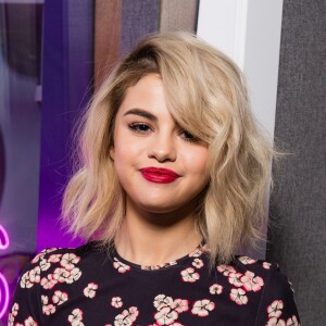 Segundo fonte, Selena Gomez está se sentindo forte e saudável novamente após completar o programa de tratamento depois de se sentir 'como se ela precisasse fugir e se concentrar em si mesma sem distrações'