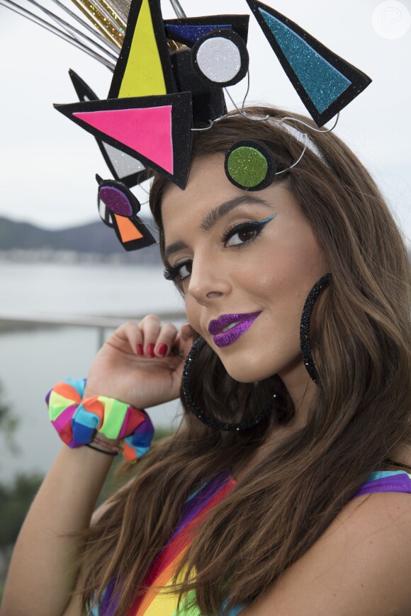 Giovanna Lancellotti combinou a maquiagem com glitter com o look de Carnaval
