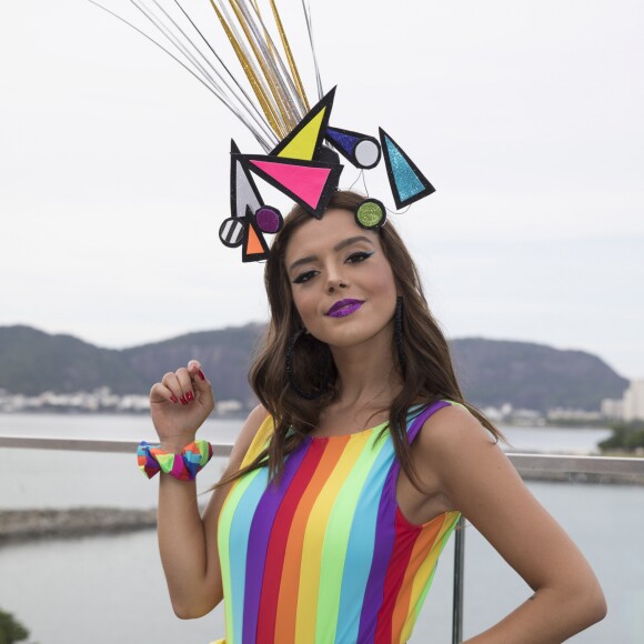 Giovanna Lancellotti usa boca com glitter em make de Carnaval. Veja a seguir outras opções