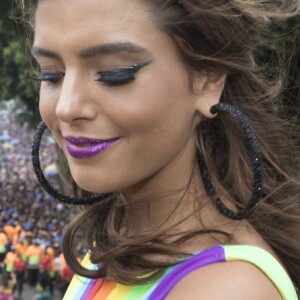 A atriz combinou um delineado gatinho com o batom associado a glitter