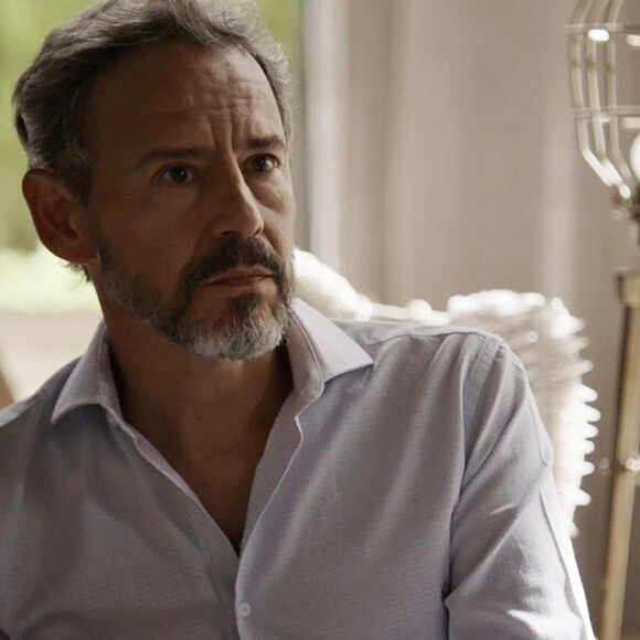 Henrique (Emílio de Mello) conta para a filha, Adriana (Julia Dalavia), as suspeitas da equipe médica, na novela 'O Outro Lado do Paraíso': 'Você terá que fazer um procedimento cirúrgico'