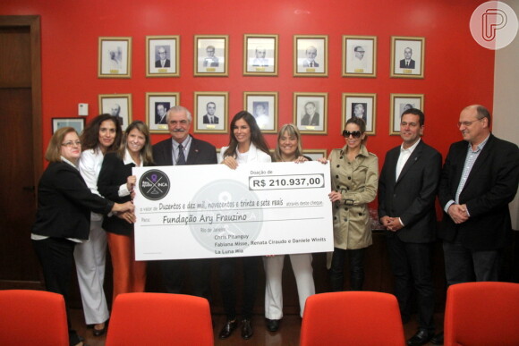 Daniele Winits teve a companhia de Fabiana Misse e Renata Ciraudo, que são suas sócias no brechó Luna Mia, e também de Crhris Pitanguy