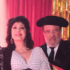 Nádia (Eliane Giardini) e Gustavo (Luis Melo) também se fantasiam para o Baile de Gala de Palmas na novela 'O Outro Lado do Paraíso'