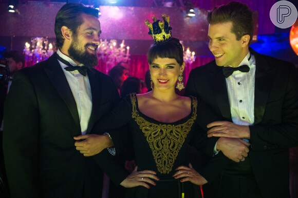 Clara (Bianca Bin) será disputada por Renato (Rafael Cardoso), Patrick (Thiago Fragoso) e Gael (Sergio Guizé) durante o Baile de Gala na novela 'O Outro Lado do Paraíso'