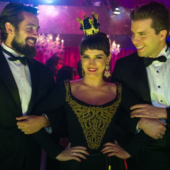 Clara (Bianca Bin) será disputada por Renato (Rafael Cardoso), Patrick (Thiago Fragoso) e Gael (Sergio Guizé) durante o Baile de Gala na novela 'O Outro Lado do Paraíso'