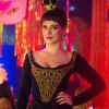 Clara (Bianca Bin) usa vestido preto decotado na festa à fantasia de Palmas na novela 'O Outro Lado do Paraíso'