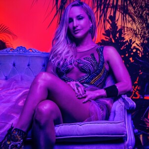 Claudia Leitte admitiu que foi difícil gravar as cenas com pouca roupa no clipe