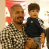 Fernando Medeiros foi fotografado passeando com o filho, Lucca, em um shopping do Rio
