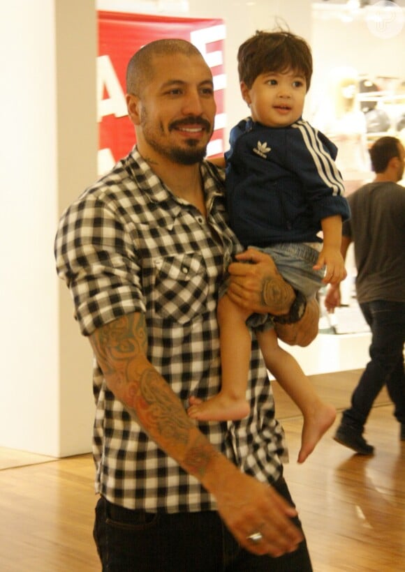 Fernando Medeiros foi fotografado passeando com o filho, Lucca, em um shopping do Rio