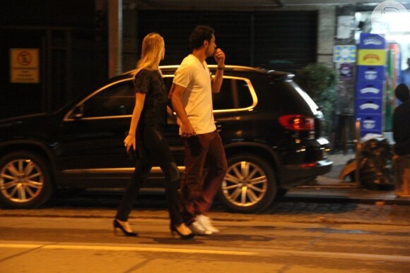Fred é fotografado ao lado da namorada, Paula Armani, no Leblon, Zona Sul do Rio de Janeiro