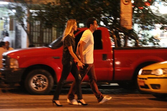 Fred caminha pelas ruas do Lebon, Zona Sul do Rio de Janeiro, com a namorada, Paula Armani