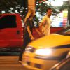 Fred caminha pelas ruas do Lebon, Zona Sul do Rio de Janeiro, com a namorada, Paula Armani