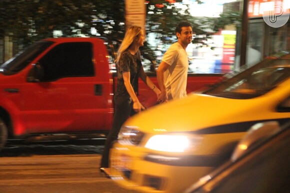 Fred caminha pelas ruas do Lebon, Zona Sul do Rio de Janeiro, com a namorada, Paula Armani