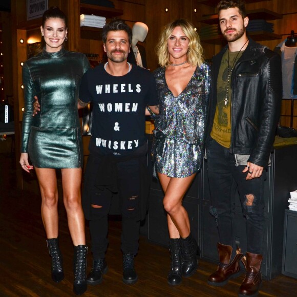 Camila Queiroz prestigiou lançamento da coleção de inverno 2018 da marca John John com Bruno Gagliasso, Giovanna Ewbank e DJ Alok, em São Paulo, na noite desta quarta-feira, 7 de fevereiro de 2018