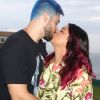 Preta Gil e o marido, Rodrigo Godoy, trocaram beijos e exibiram cabelos coloridos em Salvador, na Bahia, na quarta-feira, 7 de fevereiro de 2018