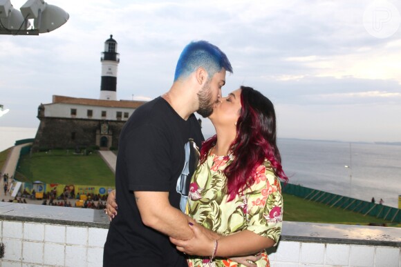Preta Gil e o marido, Rodrigo Godoy, trocaram beijos e exibiram cabelos coloridos em Salvador, na Bahia, na quarta-feira, 7 de fevereiro de 2018