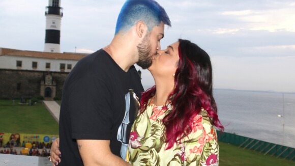 Marido colore cabelo de azul e ganha beijo de Preta Gil em Salvador. Fotos!