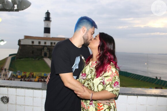 Preta Gil trocou carinhos com o marido, Rodrigo Godoy, em Salvador
