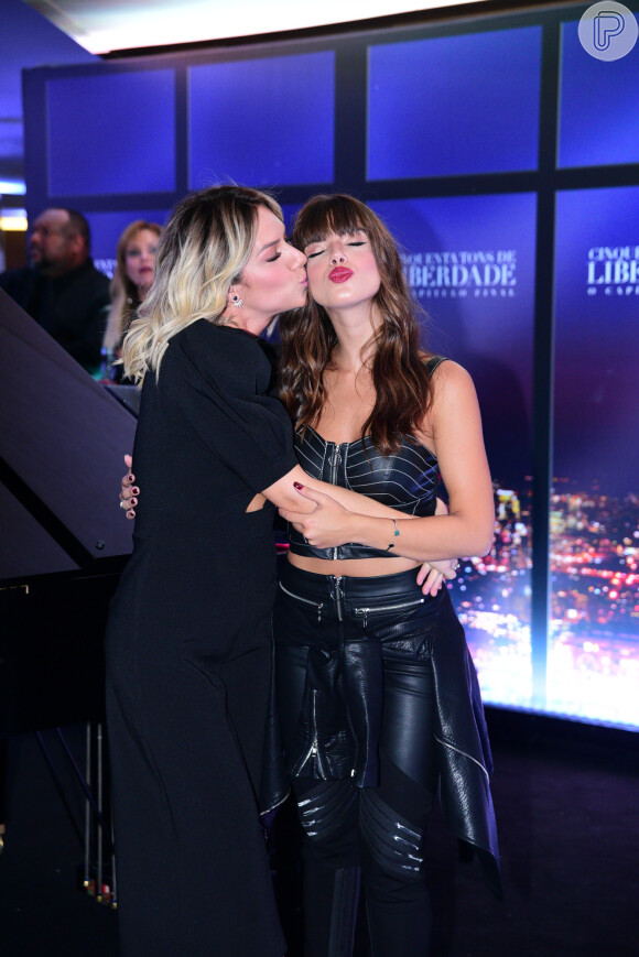 Giovanna Lancellotti ganha beijo da ex-cunhada Giovanna Ewbank na pré-estreia do lançamento do filme '50 tons de Liberdade', nesta quinta-feira, 8 de fevereiro de 2018