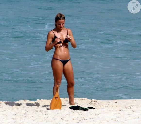 Fernanda de Freitas aproveitou  o dia de sol para curtir uma praia neste sábado, 7 de junho de 2014
