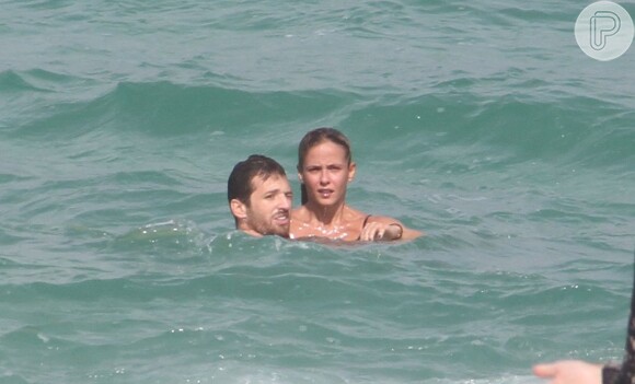 Depois do jogo, o casal se refrescou no mar