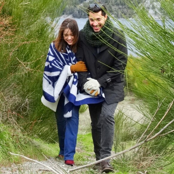 Cecília (Bia Arantes) e Gustavo (Carlo Porto) conhecem pontos turísticos da cidade argentina, na novela 'Carinha de Anjo'