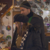 Gustavo (Carlo Porto) e Cecília (Bia Arantes) fazem comprar no comércio de Bariloche, na Argentina , na novela 'Carinha de Anjo'