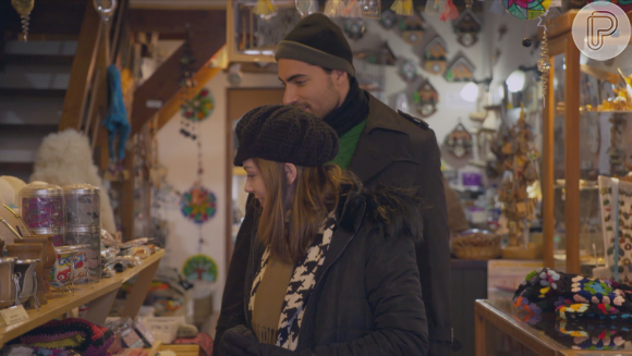 Gustavo (Carlo Porto) e Cecília (Bia Arantes) fazem comprar no comércio de Bariloche, na Argentina , na novela 'Carinha de Anjo'