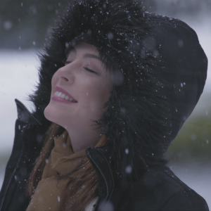 Cecília (Bia Arantes) curte os dias frios de Bariloche, na Argentina, na companhia de Gustavo (Carlo Porto), na novela 'Carinha de Anjo'