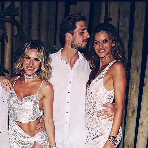 A modelo passou o ano novo em Fernando de Noronha ao lado de Bruna Marquezine, Neymar, Bruno Gagliasso, Giovanna Ewbank e o namorado Kevin Trapp
