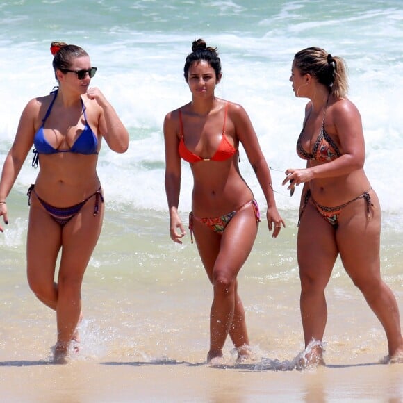 Yanna Lavigne foi fotografada com amigas em praia carioca nesta quinta-feira, 8 de fevereiro de 2017