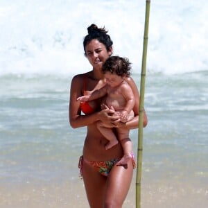 Yanna Lavigne foi fotografada com a filha, Madalena, no colo nesta quinta-feira, 8 de fevereiro de 2017