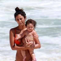 Yanna Lavigne curte momento fofo com filha, Madalena, em praia do Rio. Fotos!
