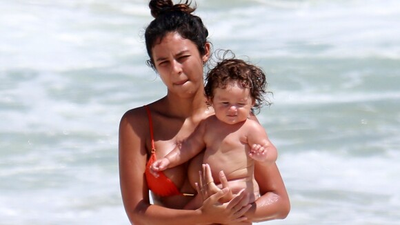 Yanna Lavigne curte momento fofo com filha, Madalena, em praia do Rio. Fotos!