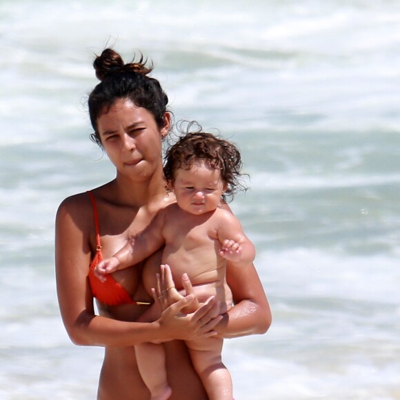 Yanna Lavigne levou a filha, Madalena, à praia da Barra Tijuca nesta quinta-feira, 8 de fevereiro de 2017