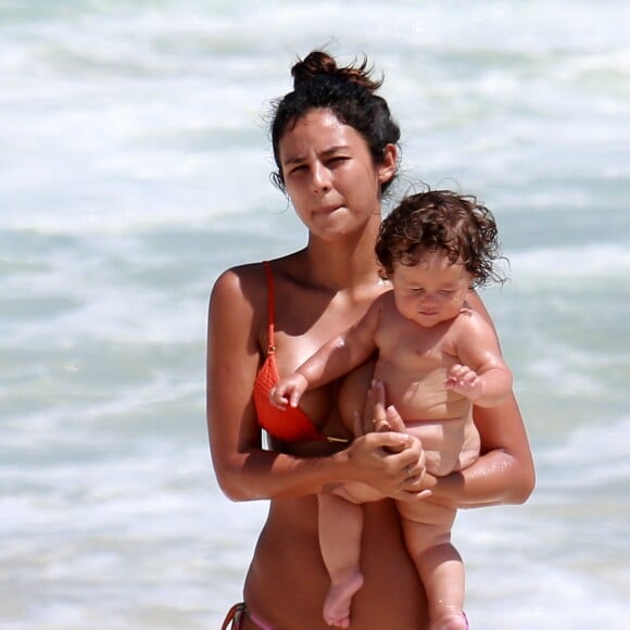 Yanna Lavigne levou a filha, Madalena, à praia da Barra Tijuca, Zona Oeste do Rio