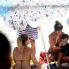 Yanna Lavigne foi clicada com a filha, Madalena, debaixo de uma barraca na praia nesta quinta-feira, 8 de fevereiro de 2017