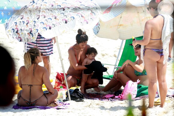 Yanna Lavigne foi clicada com a filha, Madalena, debaixo de uma barraca na praia nesta quinta-feira, 8 de fevereiro de 2017