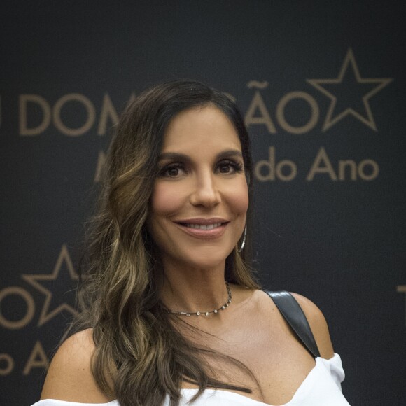 Ivete Sangalo, fora do Carnaval em 2018, brincou que está fazendo terapia para aceitar a sua ausência: 'Boa tarde, minha gente! Estou indo agora para a terapia e o meu assunto vai ser qual? Diga aí! Onde eu choro? Na varanda? Na sala? No banheiro? Onde eu chorarei, doutora? Porque meu assunto vai ser Carnaval e mamãe está fora dele'