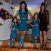 Rodrigo Faro e as filhas Maria e Clara posam vestidas de 'Chiquititas'